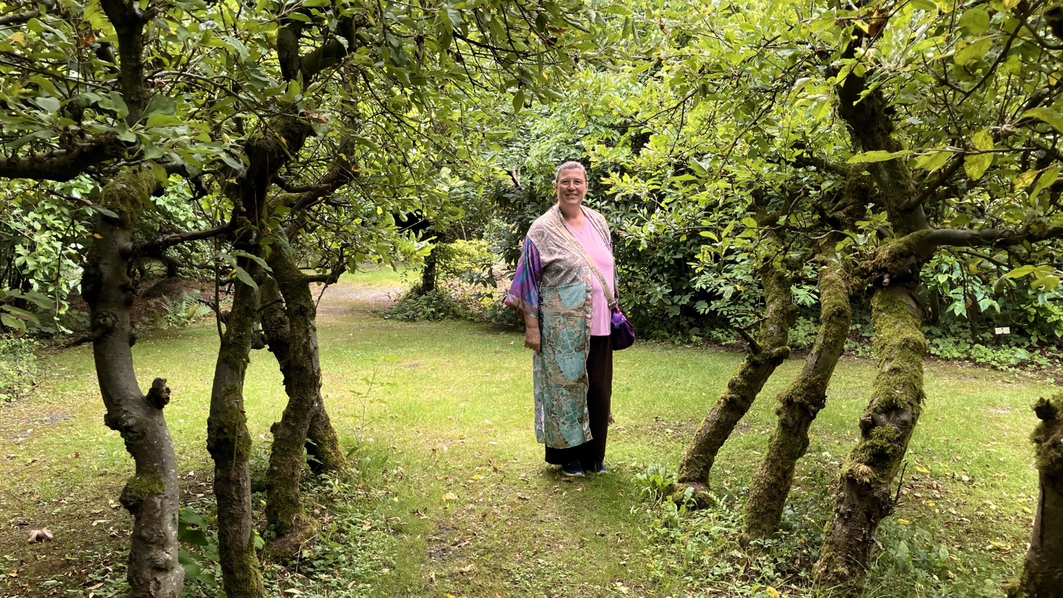 Mieke Duhen in een groene, natuurlijke omgeving